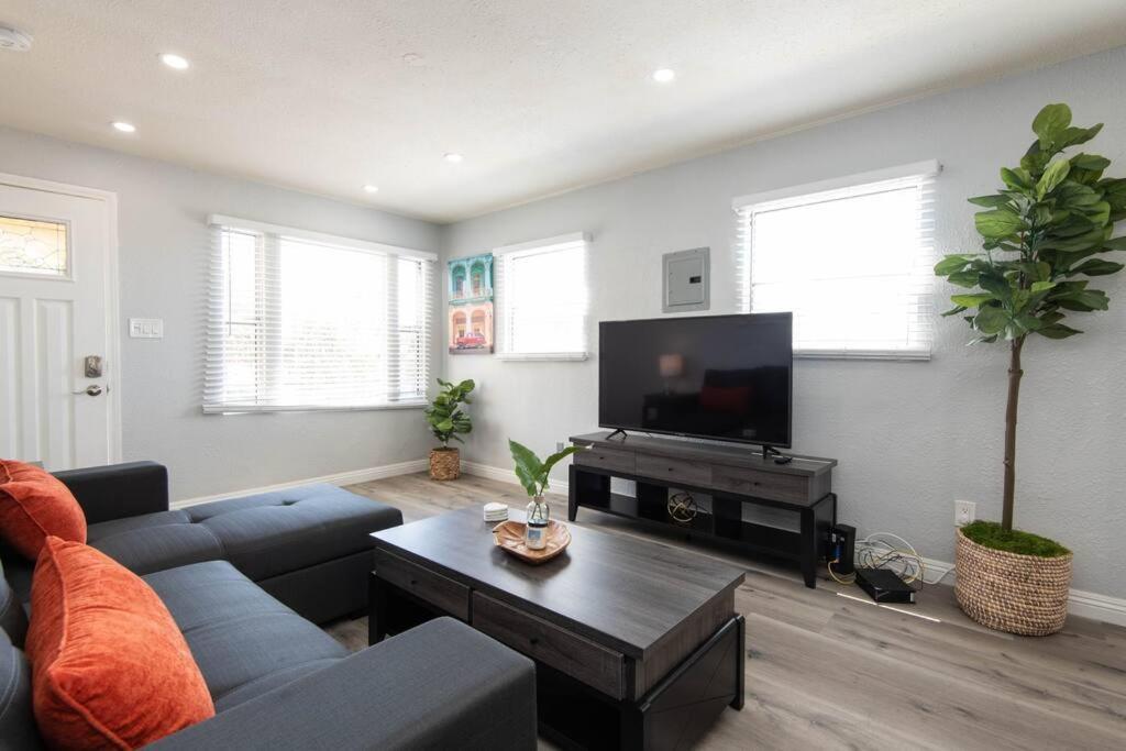 Lovely 2bedroom With Free Parking On Premise Apartment Los Angeles