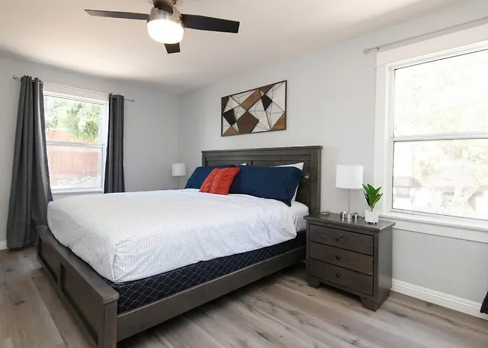 Lovely 2Bedroom Condo With Free Parking On Premise